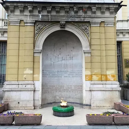 Tim With Private Parking *