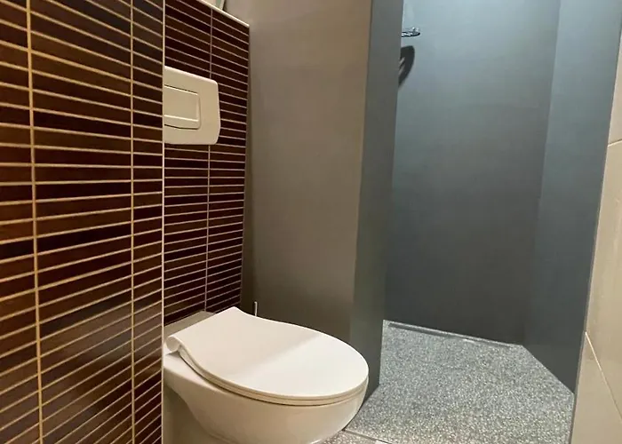 Tim With Private Parking *